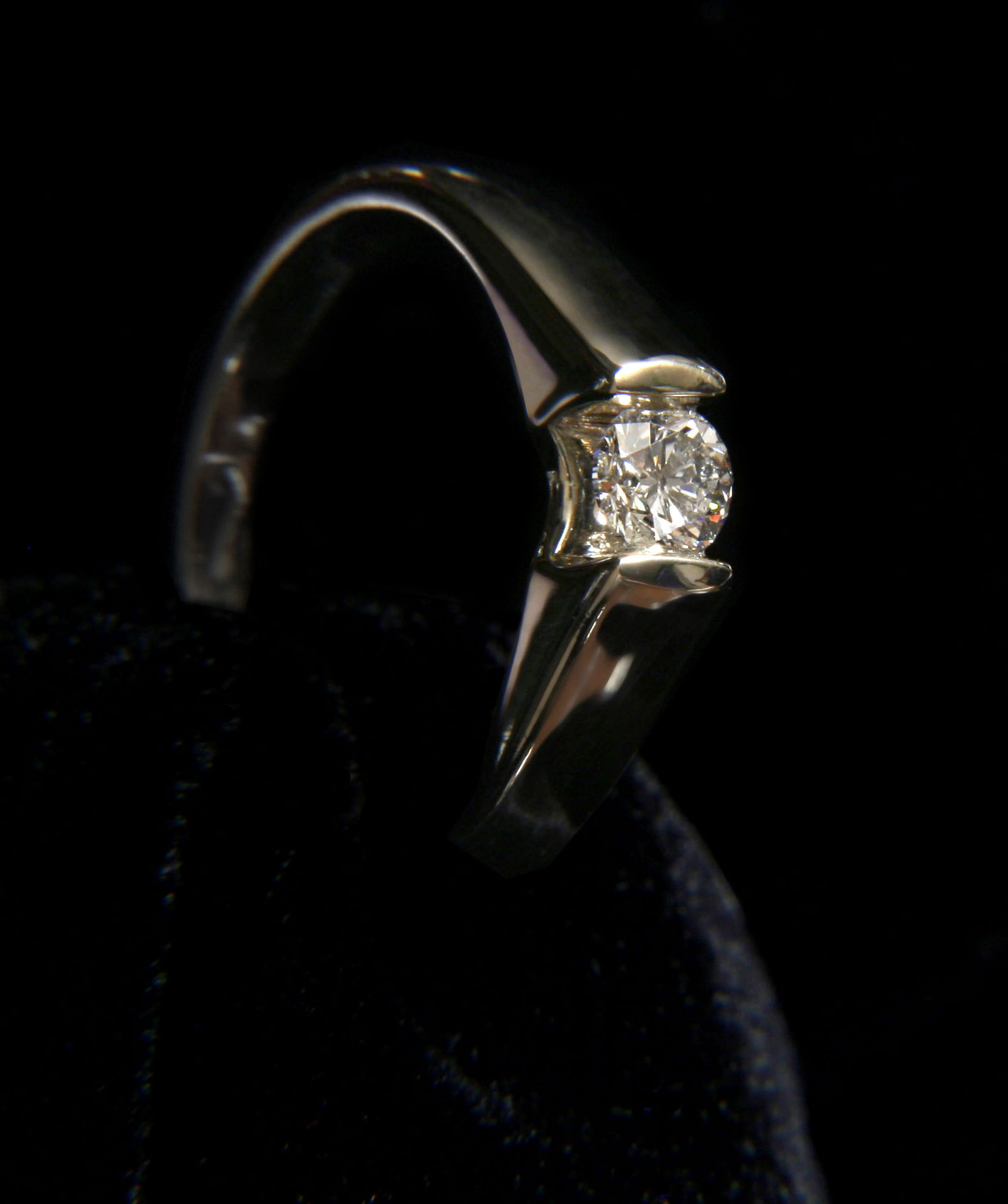 Bague en platine sertie d’un diamant — photographie Andrew Magill.