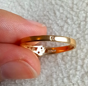 Poinçon carré visible à l’intérieur d’une bague dorée