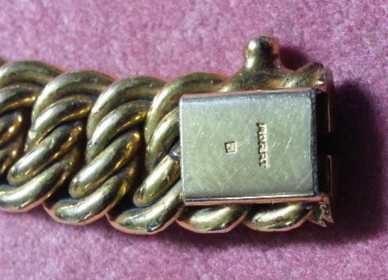 Nom MURAT et petit poinçon sur un fermoir de bracelet ancien