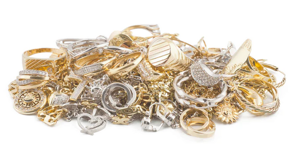 Un lot de bijoux peut réunir des matières très différentes : le tri est essentiel.